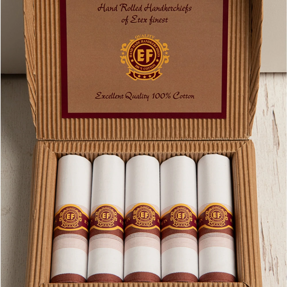 heren zakdoeken opgerold in sigarendoosje