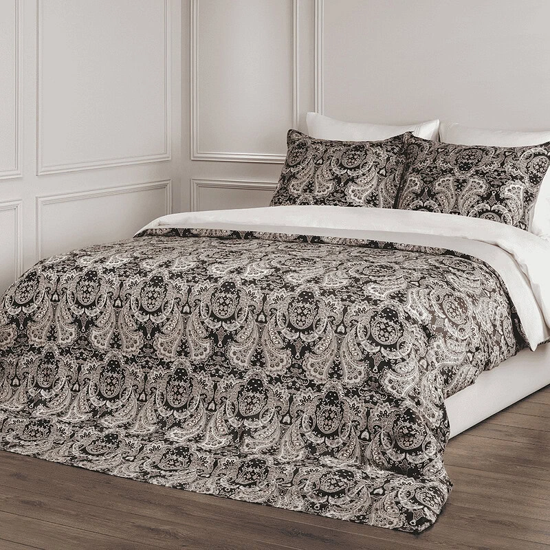 slaapkamer met luxe dekbedovertrek zwart met print