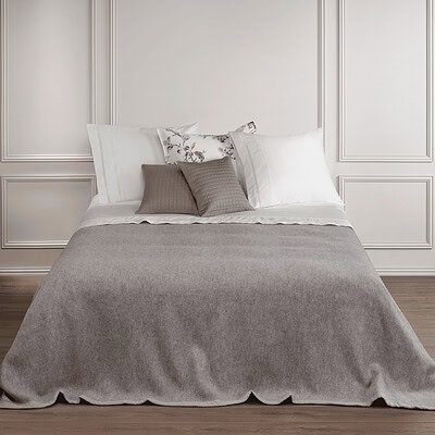 slaapkamer met wollen deken in de kleur Taupe/ Ecru