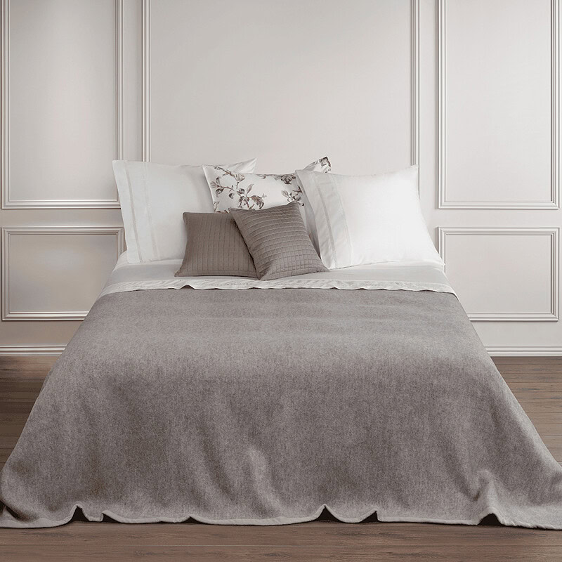 slaapkamer met wollen deken in de kleur Taupe/ Ecru