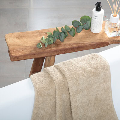 beige handdoeken op badkamer