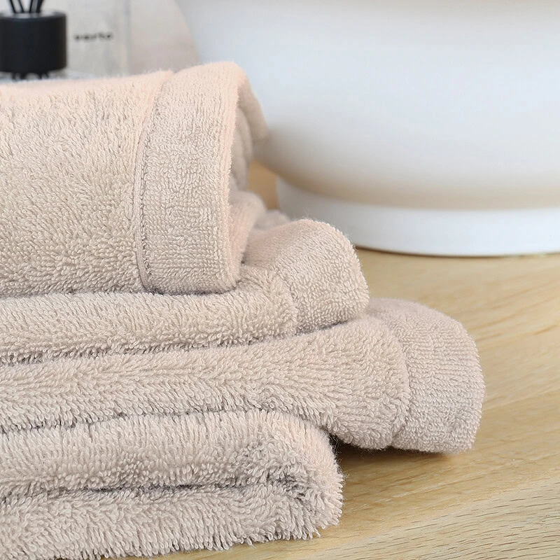 stapel beige handdoeken