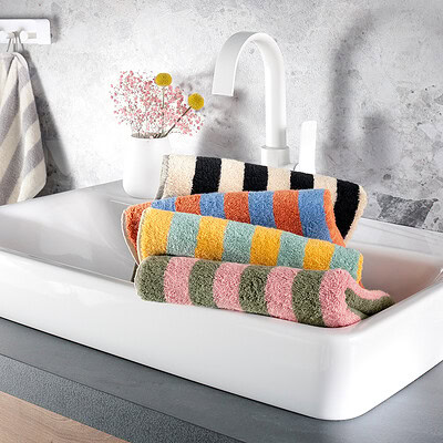 cawo handdoeken stapel in kleurrijke strepen