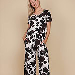 vrouw in Cow V-neck T-shirt en Wijde broek set Dames