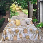 bed in tuin met dekbedovertrek luxe uitstraling