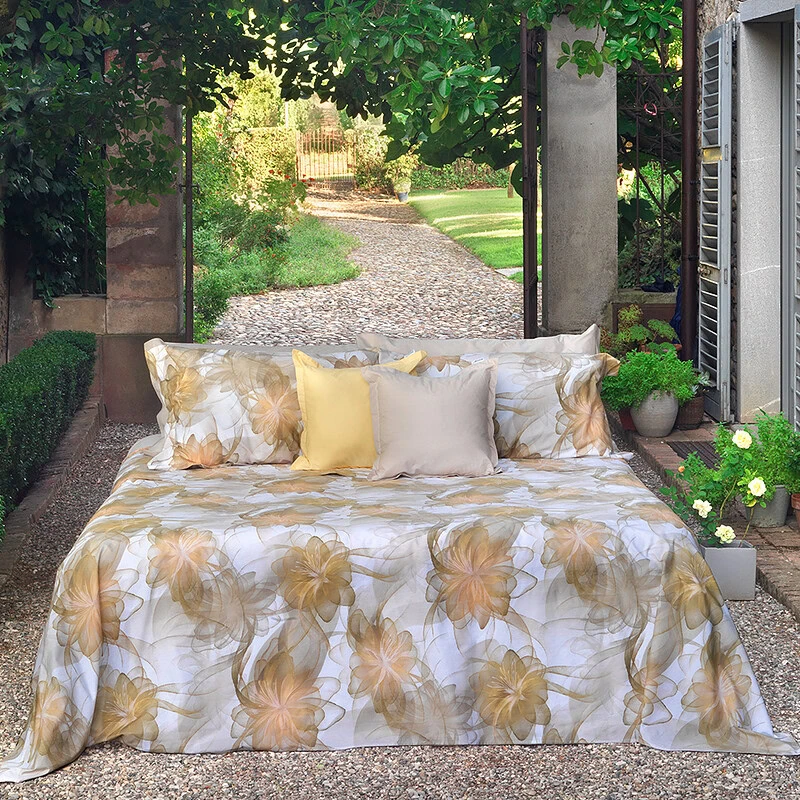 bed in tuin met dekbedovertrek luxe uitstraling