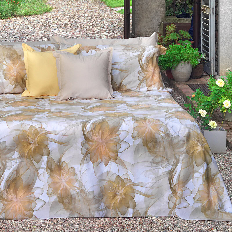 bed opgemaakt met luxe dekbedovertrekken