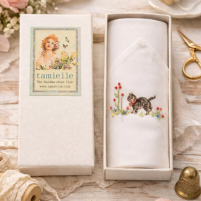 kat handgeborduurde zakdoek
