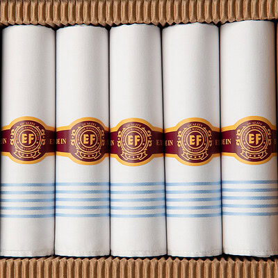 wit met lichtblauwe heren zakdoeken opgerold in sigarendoosje