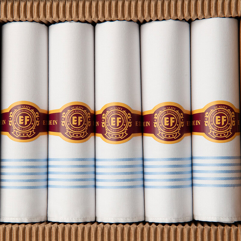 wit met lichtblauwe heren zakdoeken opgerold in sigarendoosje