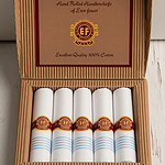 heren zakdoeken opgerold in sigarendoosje