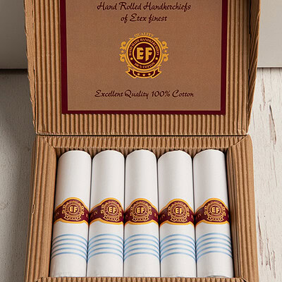 heren zakdoeken opgerold in sigarendoosje