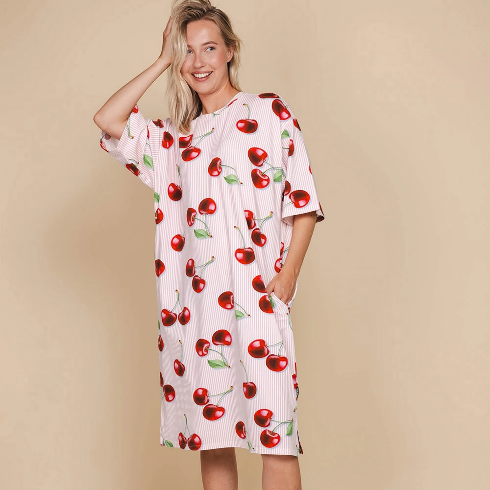 vrouw in kersen jurk