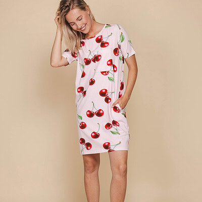 vrouw in Mon Cherry T-shirt Dress
