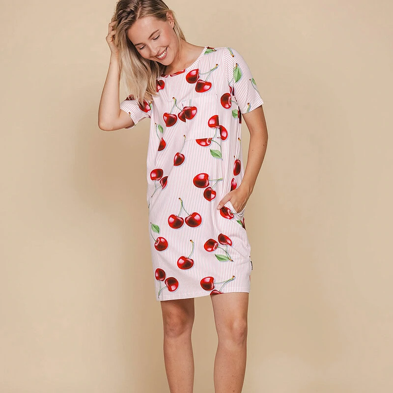 vrouw in Mon Cherry T-shirt Dress