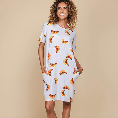 vrouw in Croissants jurk