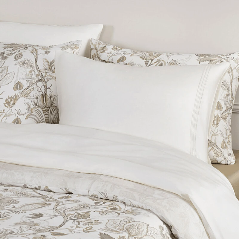 sierkussens bed en tencel beddengoed