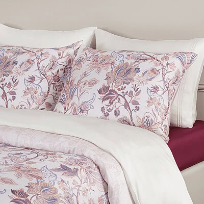 sierkussens bed en tencel beddengoed