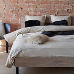 bed met luxe dekbedovertrek zand