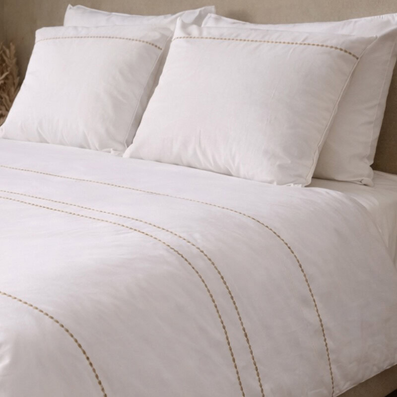 bed met wit strijkvrij dekbedovertrek