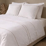 slaapkamer met wit strijkvrij beddengoed