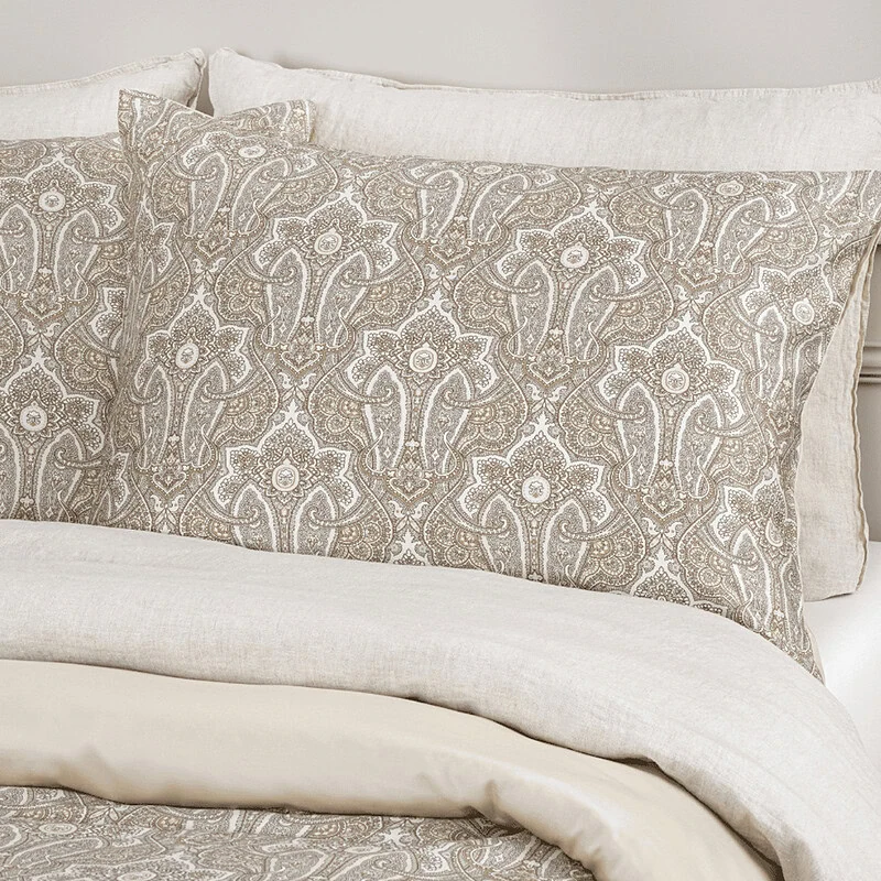 sierkussens bed en satijnen beddengoed