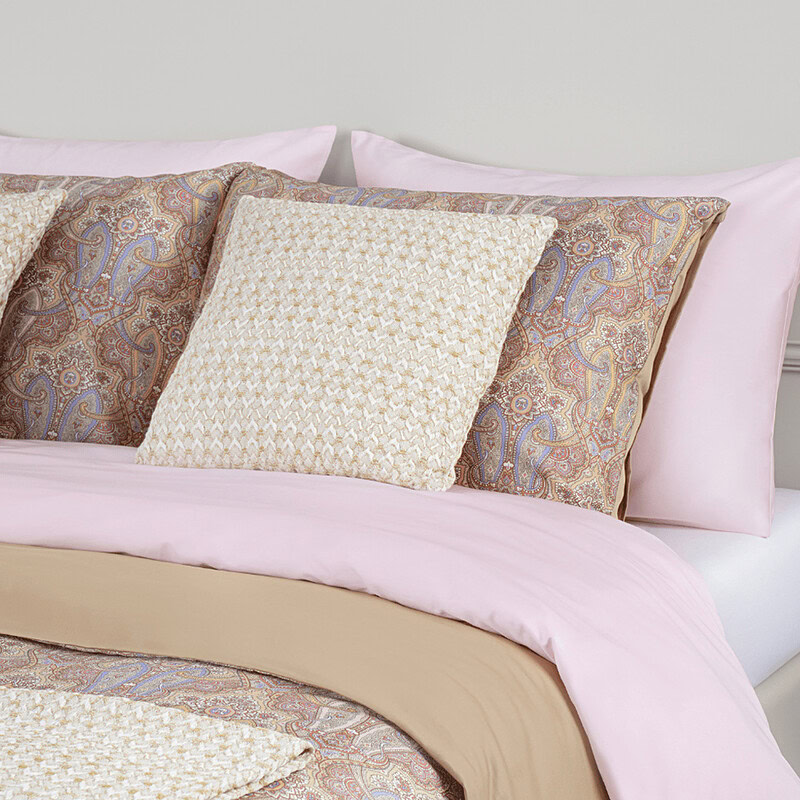 sierkussens bed en satijnen beddengoed