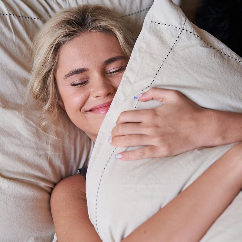 vrouw met kussen super zacht dekbedovertrek