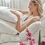 vrouw in super zacht dekbedovertrek nomo