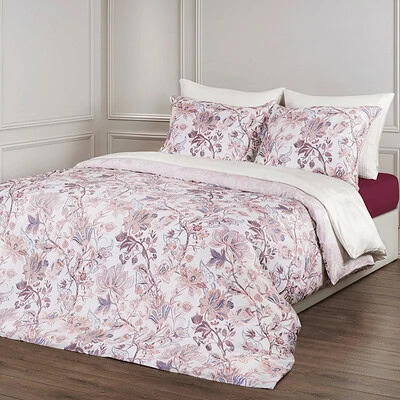 slaapkamer met roze print dekbedovertrek tencel