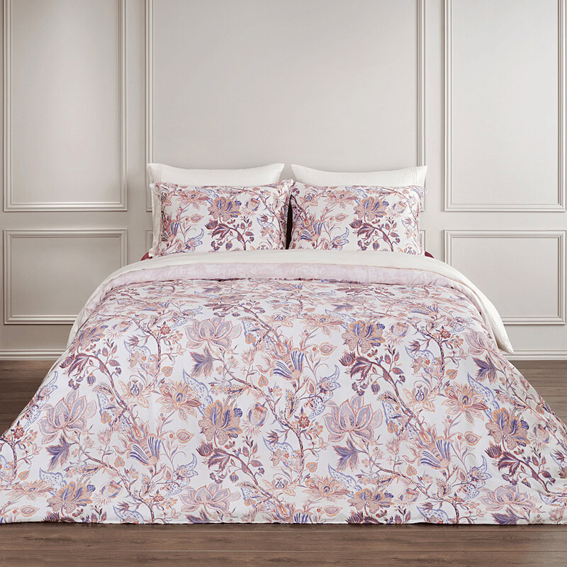 slaapkamer met gebloemd tencel dekbedovertrek