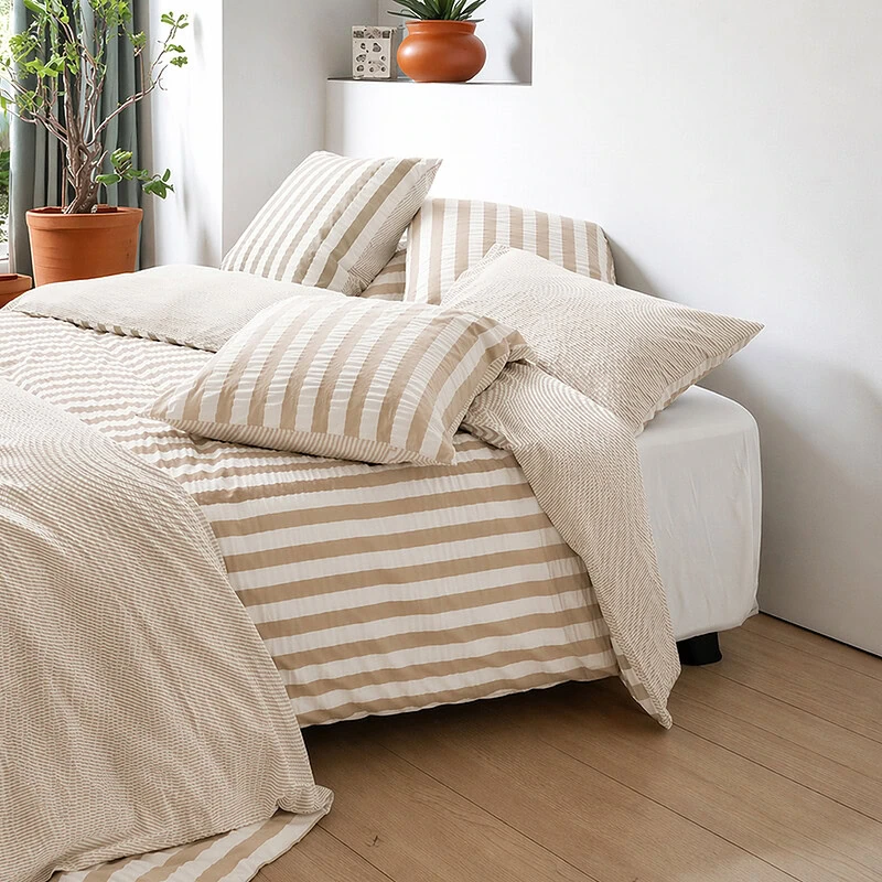 bed met gestreept strijkvrij beddengoed