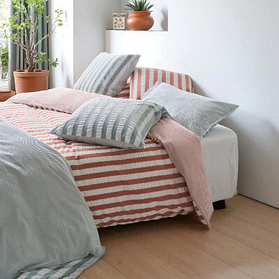 bed met gestreept strijkvrij beddengoed