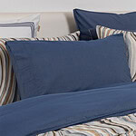 bed met blauw dekbedovertrek