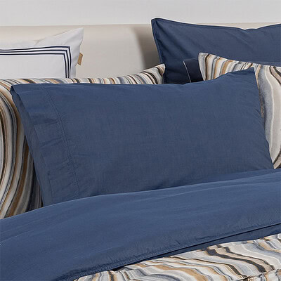 bed met blauw dekbedovertrek