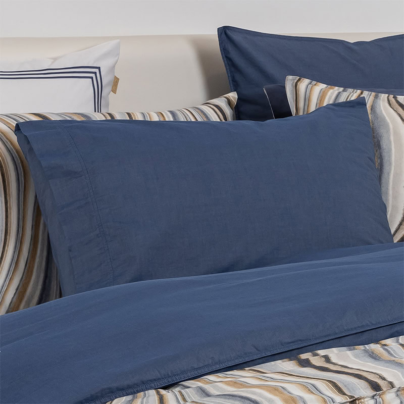 bed met blauw dekbedovertrek