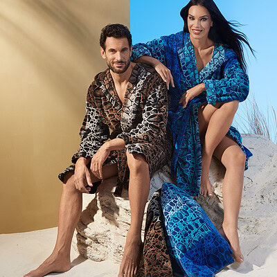 man en vrouw in luxe badjassen italiaans design