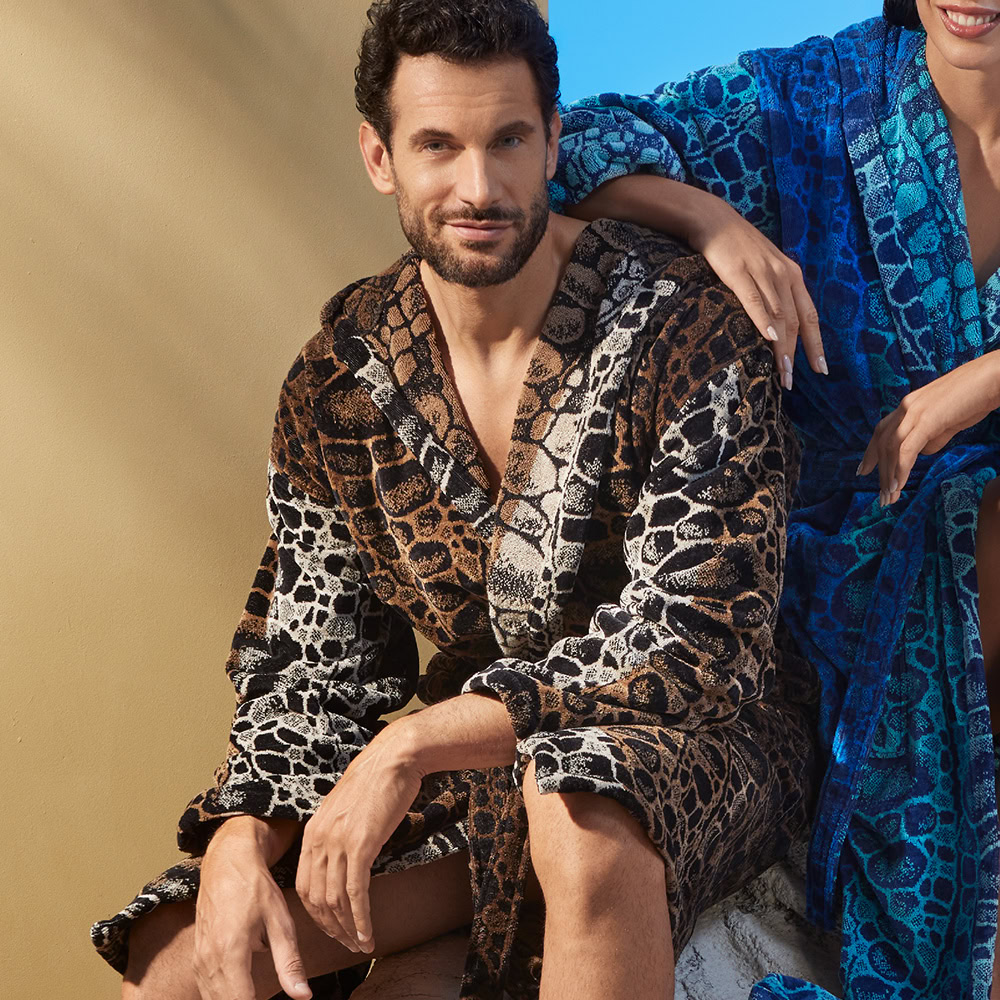 man in luxe bruine badjas met capuchon