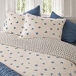 bed met bloemen dekbedovertrek blauw