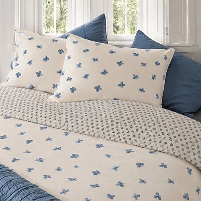 bed met bloemen dekbedovertrek blauw