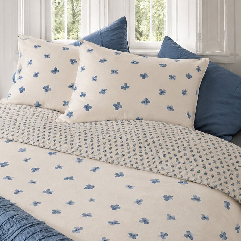 bed met bloemen dekbedovertrek blauw