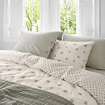 bed met bloemen dekbedovertrek groen