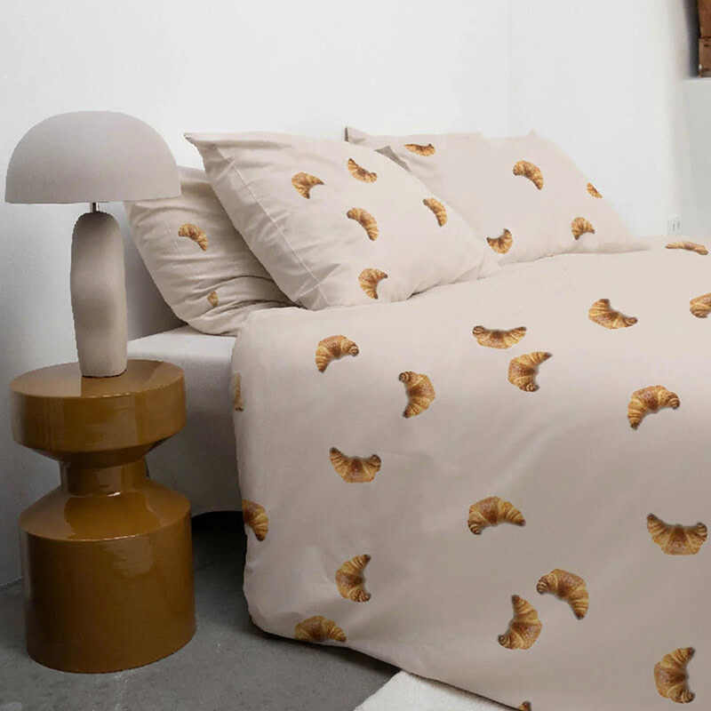 bed met dekbedovertrek croissantjes