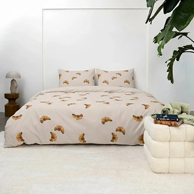 bed met dekbedovertrek croissants