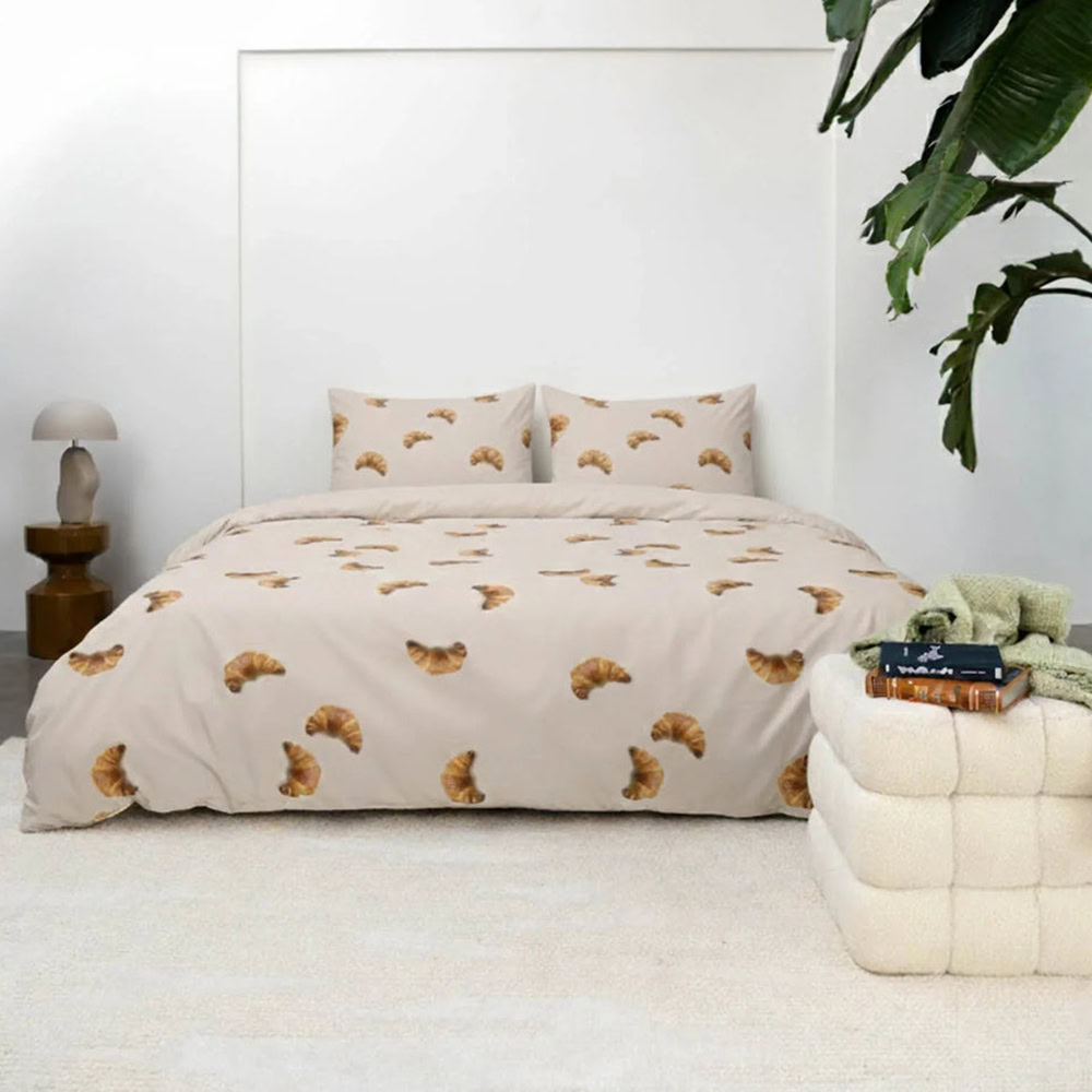 bed met dekbedovertrek croissants