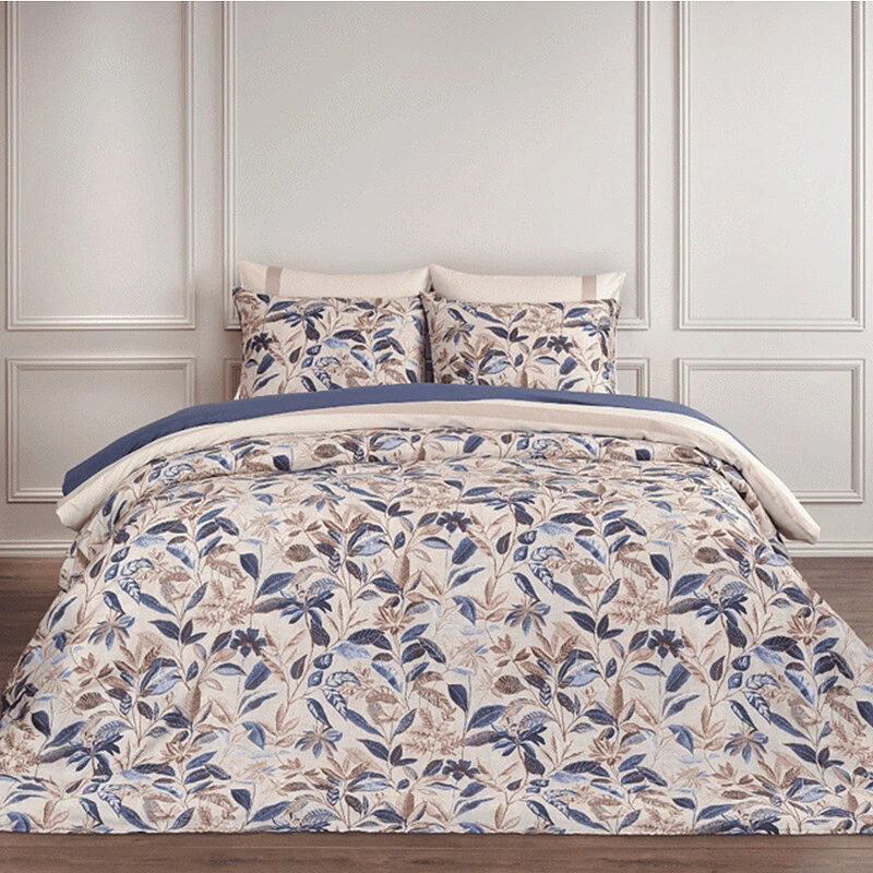 slaapkamer luxe met dekbedovertrek bloemen van satijn