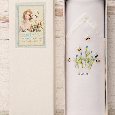 Handgeborduurde dames zakdoek - bijtjes en bloemen