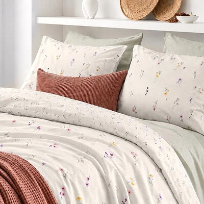 bed met bloemen dekbedovertrek