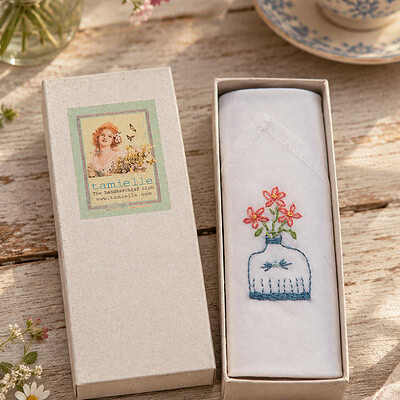 geborduurde zakdoek met bloemenvaas