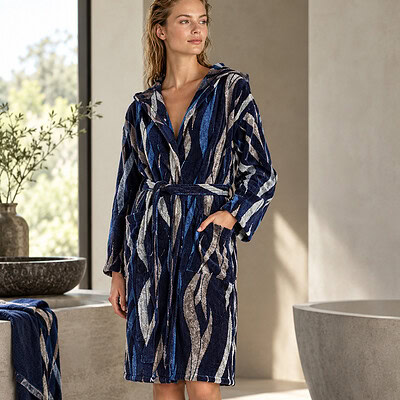 dame in luxe badstof badjas blauw
